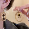 Brincos únicos e bonitos para mulheres, nova coleção 2026, estilo popular, com uma cor dourada luxuosa e um design vintage apresentando pedras de olho de tigre em formato circular
