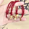 Pulseira Tecida Artesanal Atrai-Dinheiro de Ano Novo com Pingente Dourado da Sorte, Signo do Zodíaco para Homens e Mulheres, Joia Versátil de Fio Vermelho