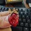 Acessório de Moda Transfronteiriço Broche Vermelho em Formato de Coração Exagerado Ornamento de Peito de Órgão Médico Broche com um Toque de Luxo de Alta Qualidade