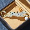 Nuevo broche de leopardo de alta gama retro micro incrustado en oro y plata de dos colores, pines largos exagerados europeos y americanos para hombres y mujeres, accesorios, lote mixto