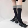 Calcetines de mujer otoño e invierno nuevos calcetines de doble capa con costuras personalizadas calcetines de felpa de nicho calcetines de punto doble de color contrastante para pantorrilla