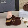 Mules de couro genuíno com sola grossa, para aumentar a altura, com fivela e bico fechado, para mulheres, modelo outono 2026, sapatos slip-on estilo Birkenstock para uso externo