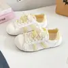 Zapatos Planos de Entrenamiento Alemanes Versátiles de Moda para Mujer, Nuevo Modelo Primavera/Verano 2026, Zapatos Blancos Casuales Transpirables de Malla para Estudiantes, Estilo Delgado
