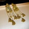 Aretes europeos y americanos retro de metal con borlas, lujo ligero, temperamento de alta gama, aretes colgantes de diseño nicho, aretes largos para mujer al por mayor