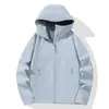 Colección de otoño e invierno: chaquetas minimalistas y ligeras para exteriores, ropa de trabajo con opciones de logotipo personalizadas y ropa deportiva para exteriores para uniformes corporativos