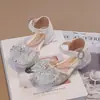 Sandálias da Moda para Meninas com Bico Fechado e Salto Bloco 2026 Nova Coleção Primavera/Verão Infantil Sola Macia Salto Alto Sandálias de Cristal para Desfile