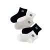 Calcetines de Verano Nuevos Malla Transpirable Estilo Coreano Calcetines con Letras Algodón Peinado Blanco y Negro Calcetines de Algodón Sin Costuras para Niños Yishuangshuang