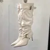 Sentido del diseño retro punta fina temperamento plisado apilado tacón alto botas de montar ajustadas altas para mujer hebilla de cinturón botas largas estilo páramo
