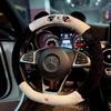 Cubierta de Volante de Coche Invierno Felpa Celebridad Cibernética Linda Calefacción Cálida Gama Alta Lujo Ligero Cuatro Estaciones Cubierta de Manillar para Mujer