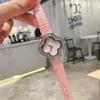 Nuevo dial de superficie de concha de trébol de cuatro hojas totalmente de diamantes correa de moda para mujer reloj de pulsera de cuarzo de tres agujas reloj de pulsera venta al por mayor