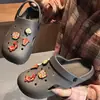 Zuecos cerrados para mujer para uso en casa, pantuflas de verano antideslizantes para baño, de suela suave, ligeros, se pueden usar afuera, pantuflas para hombre