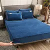 Touca de cama de veludo de leite lençol de cama de peça única cor sólida touca de cama de veludo de cristal protetor de colchão fixo de três peças colcha fonte