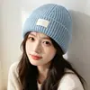 Gorro de punto estilo coreano para mujer, otoño e invierno, versión coreana con decoración de letras, cálido y versátil, gorro de clima frío que cubre las orejas, moderno para hombres