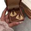 Pendientes de metal estilo vintage tipo bolso para mujer, ear cuffs geométricos texturizados cepillados de nicho, pendientes de lujo ligero de alta gama