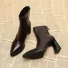 Botas de tornozelo de salto alto bico fino estilo europeu e americano em estoque para mulheres, novo modelo outono e inverno 2026, botas finas com aparência incrível com plataforma impermeável para mulheres baixinhas