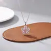 Colar floral simples e estiloso para mulheres, design de nicho de luxo leve, pingente de cobre incrustado com zircônia, joia de corrente para clavícula elegante de alta qualidade