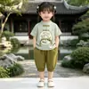 Meninos 2026 Novo Estilo Estilo Chinês Crianças Pequenas e Médias Kids Verão Conjunto Bordado Panda Botão Sapo Conjunto Duas Peças Estilo Chinês Moderno