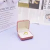 Caixa de joias rosa claro com flocado e fivela dourada para anéis, brincos, pingentes e colares; caixa de armazenamento de jóias