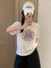 Ying+ Trece Líneas Graffiti Letra Redonda Copo de Nieve Camiseta de Algodón Cuello Redondo Adelgazante Versátil Manga Corta Verano M50-6160