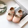 Sapatos infantis estilo coreano, novo estilo primavera 2026, sapatos de sola macia com acabamento em renda para meninas doces, sapatinhos retro de bico baixo para meninas.