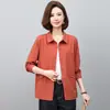 Camisa de manga larga de algodón puro para mujer, un nuevo estilo de primavera/otoño para mujeres de mediana edad y mayores, con corte holgado, cuello de solapa y diseño de cárdigan, que ofrece un look juvenil y casual con un tejido ligero