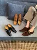 Sapatos femininos com salto grosso e decote em V, novos para o outono de 2026, estilo francês, bico quadrado, com fivela de cinto e design patchwork