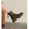 2026 Botines gruesos de suela de plataforma estilo británico, versión coreana moderna y elegante que aumenta la altura, zapatos de moda versátiles con suela de goma