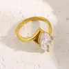 Moda Europea y Americana Elegante Diseño de Nicho Joyería de Mano de Gama Alta Anillo Oblicuo Ojo de Caballo Chapado en Oro de 18 Quilates Acero Inoxidable Lujo Accesible para Mujer