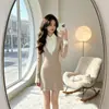 Vestido Básico de Mismo Estilo Liuliu Transmitido en Vivo para Mujer 2026 Primavera y Otoño Elegante Vestido Corto con Cuello y Ceñido a la Cintura Adelgazante