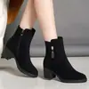 Botas Chelsea de Couro Macio com Salto Grosso Femininas 2026 Outono/Inverno Novo Estilo Bota de Cano Curto com Solado Grosso Bico Redondo Botas de Algodão para Mãe com Veludo Extra Botas Femininas