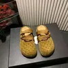 Estas sandalias cómodas y elegantes son perfectas para mujeres menudas, haciéndolas lucir más altas.. Son una tendencia candente para 2026, exudan un aire chic y sofisticado, y se pueden combinar con vestidos para un look versátil.