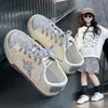 Zapatos para niñas 2026 modelo nuevo, populares este año, zapatillas deportivas de gran venta, zapatillas de entrenamiento alemanas para niños, zapatillas de suela blanda para niñas, primavera