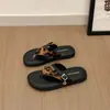 Sandalias de meter y faldas de diseño moderno y versátil 2026, nuevas pantuflas de verano para exteriores para mujer, estilo de nicho