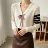 Fotos reales: Nuevo suéter de punto a rayas con cuello en V y detalle de lazo, diseño casual de cuatro rayas, efecto adelgazante, cárdigan de punto de manga larga para mujer