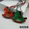 Nuevo Colgante para Bolso Caballo Mecedora Colorblock Exquisito Pañuelo de Seda Coreano Adorno de Caballo Mecedora Exquisito de Nicho Colgante Pequeño Caballo Carruaje