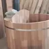 Venta caliente de fábrica bañera exterior de cedro rojo importado/pino blanco estufa de leña incorporada independiente para 4 personas cilindro de masaje