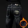 Calça jeans masculina de marca italiana de alta qualidade e tendência, coleção outono e inverno 2026, calça casual slim fit elástica preta e cinza com forro de fleece
