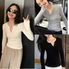 ¡Estilo coreano! Camiseta de algodón de manga larga ajustada y superelástica con cuello en V pequeño para mujer, marca Shisanxing R*S, otoño 2026