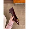 Sapatos de salto baixo pontudos com fivela de metal para mulheres, outono preto versátil elegante trabalho salto gatinho salto baixo couro envernizado mocassins