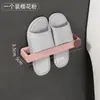 Prateleira multifuncional para chinelos de banheiro montada na parede sem furar, prateleira de armazenamento de sapatos atrás da porta, prateleira de drenagem, suporte para toalhas e panelas