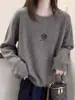 Camiseta feminina estilosa e versátil de manga longa com gola redonda, feita de tecido de fleece escovado e com um corte que valoriza o corpo, perfeita como camada base para o outono