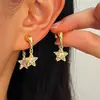 Un Pendiente de Estrella Versátil, de Lujo Ligero, Dulce, Microincrustado con un Diseño de Nicho que es Simple, Exquisito, Moderno y Tiene un Toque de Alta Gama