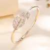 Joyería Transfronteriza Europea y Americana, Pulsera de Moda de Lujo de Alta Gama con Forma de Hoja Incrustada de Diamantes para Mujer, Para Regalar, Accesorio de Mano Elegante y Versátil