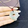 Colgante de Jade Verde Tianshan Doble Pixiu con Patrón de Flor Flotante, Hebilla de Seguridad Doble Pixiu, Artículo Popular para Transmisiones en Vivo, Collar Unisex, Venta Directa del Fabricante