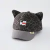Gorra de béisbol moderna para niños y bebés con orejas de estampado de leopardo y diseño de gato de dibujos animados