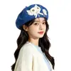 Boina de lana con parche de gato, en stock desde la fábrica, suave y linda, gorro de artista femenino, dulce boina de otoño e invierno al por mayor