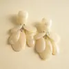Pendientes de borla de flor de concha blanca transfronterizos europeos y americanos con perlas, pendientes de estilo de corte francés, pendientes ligeros y lujosos con un toque de alta gama