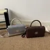 Bolsa de mão retrô quadrada pequena da moda para outono e inverno, com fecho de giro simples na aba, alça de ombro removível, e pode ser usada como bolsa de ombro ou bolsa transversal.