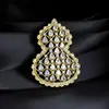 Broche Estilo Chinês com Design de Luxo Leve de Alta Qualidade Apresentando um Broche de Cabacinha Totalmente Cravejado com Diamantes, Acessório Único e Estiloso