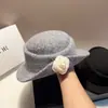 Chapéu Preto Pérola Camélia Estilo Hepburn para Mulheres, Chapéu de Pescador Elegante de Alta Qualidade para Outono e Inverno Que Faz o Rosto Parecer Menor